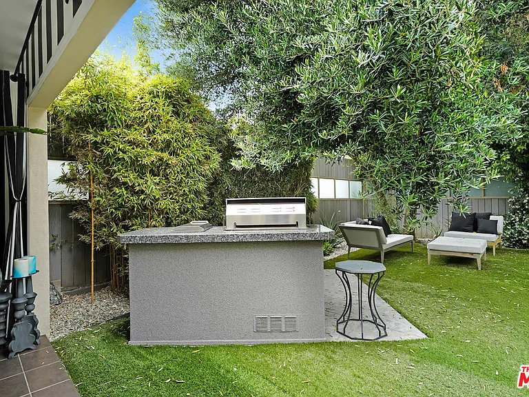 841 N Crescent Heights Blvd — Photo 33
