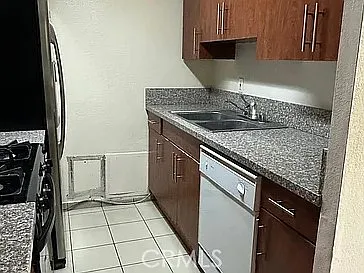 1 bed, 950 sqft, $1,800 — Photo 2
