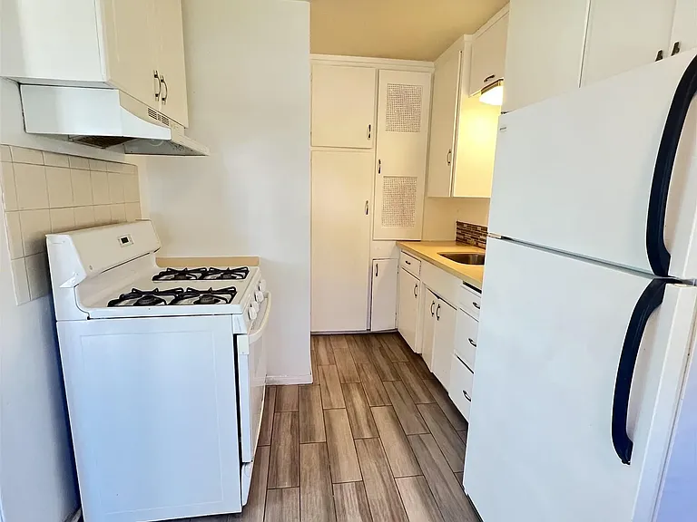 4064 Oakcrest Dr — Photo 3