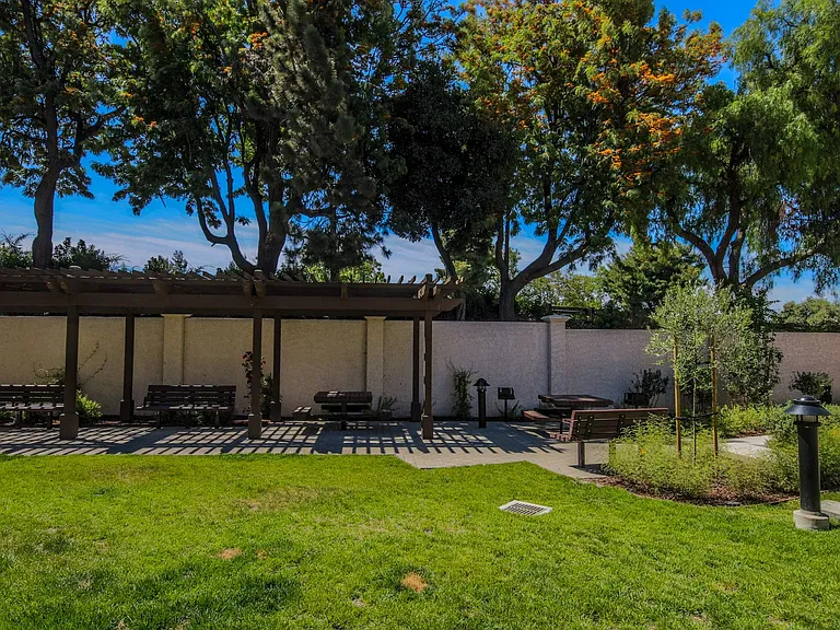1579 Pratt Pl — Photo 3
