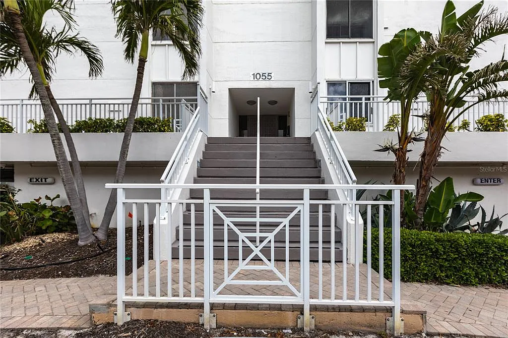 2 bed, 2.0 bath, 1105 sqft, $7,050 — Photo 2
