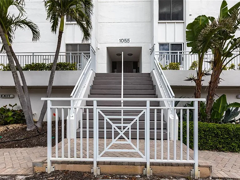 1055 W Peppertree Dr #703AA — Photo 2