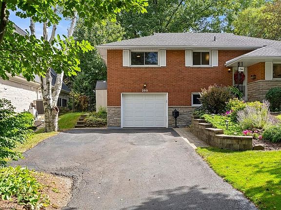 5th image of 200 Woodview Cres
