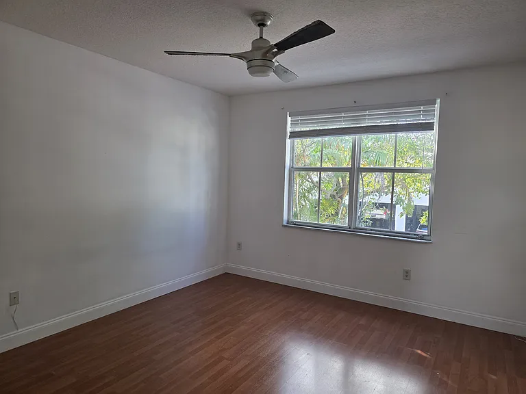Large Master Bed Room with walk in closet
