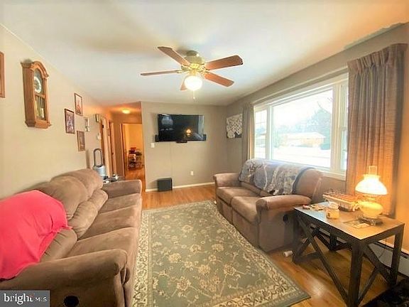 3rd image of 3345 Mountain Ave