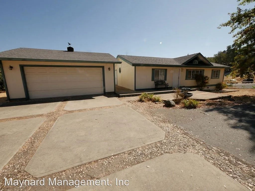 4254 Lakeview Dr photo 1
