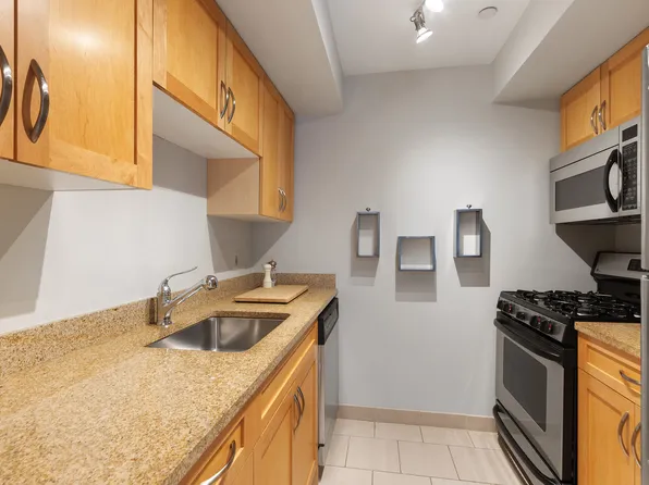 250 East 30th Street image 7 of 13