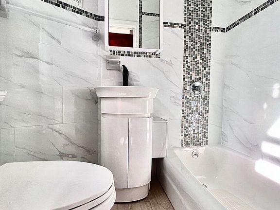 5th image of 149 Leonard St APT 3