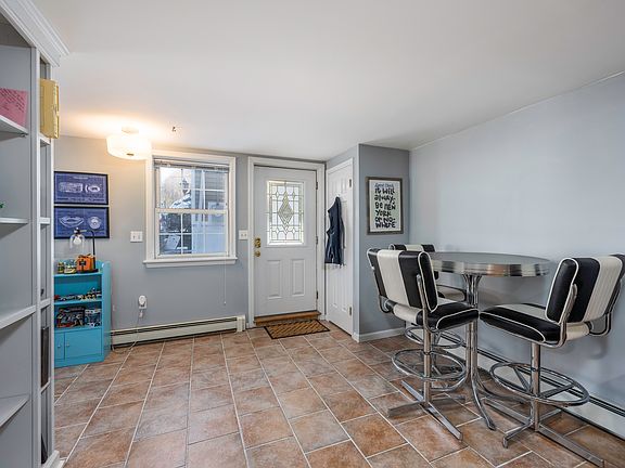 4th image of 4 Woodbine Dr #2