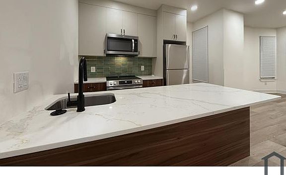 5th image of 6049 Elmwood Ave #1