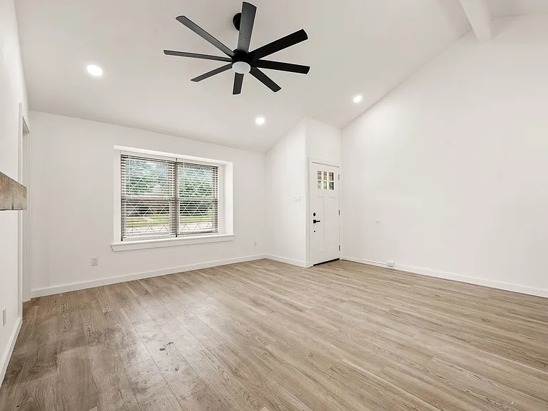802 Rock Creek Dr — Photo 3