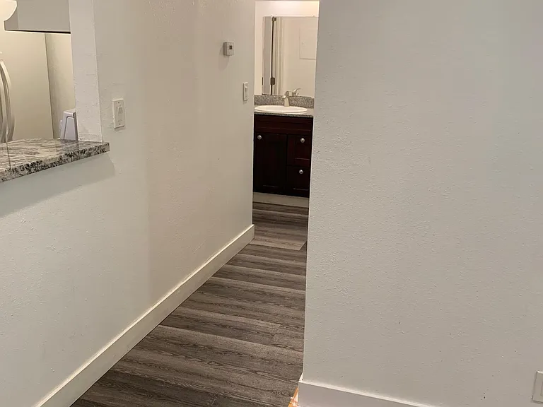 259 N Capitol Ave — Photo 11