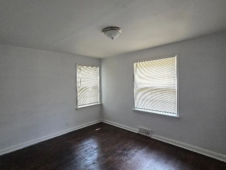 1816 N Hanley Rd — Photo 9