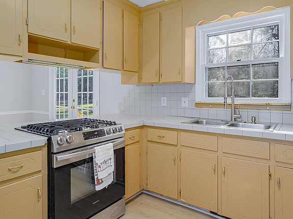 5th image of 137 Amesbury Ln