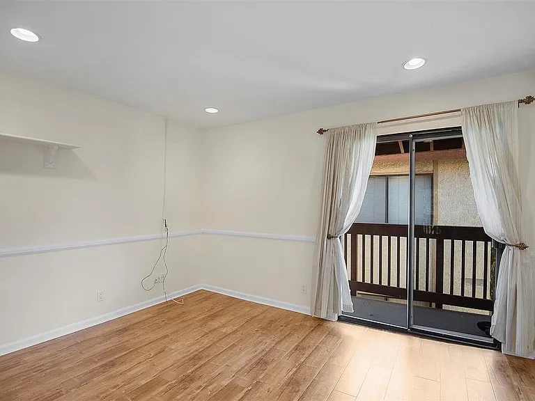 5760 Owensmouth Ave — Photo 9