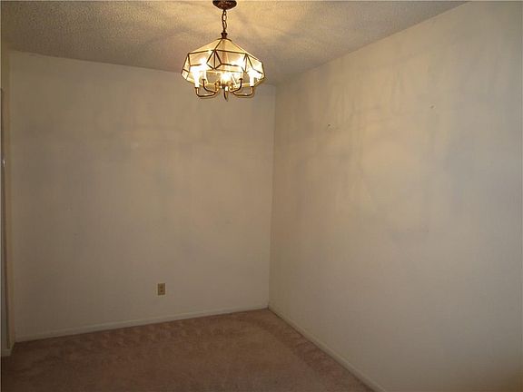 4th image of 35 Crossroads Dr