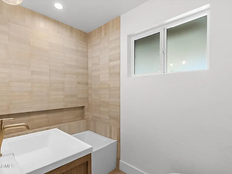 543 W 17th St — Photo 12