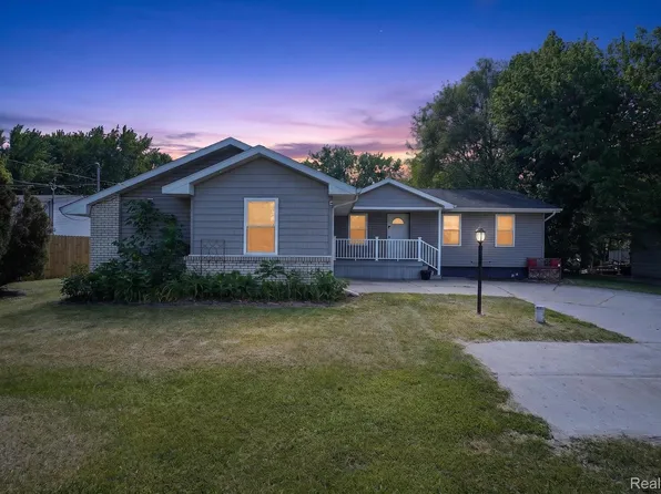 14232 North Rd, Fenton, MI 48430