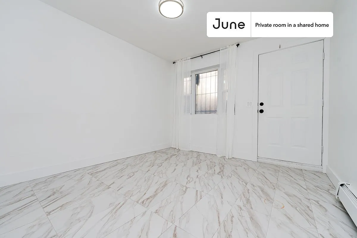 Queen bedroom in 3 bed/1 bath home in Bedford-Stuyvesant #1792 B — Photo 4