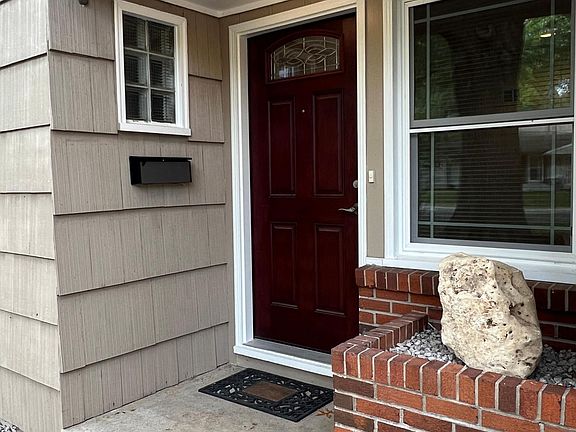 7712 Maple Covered Entryway