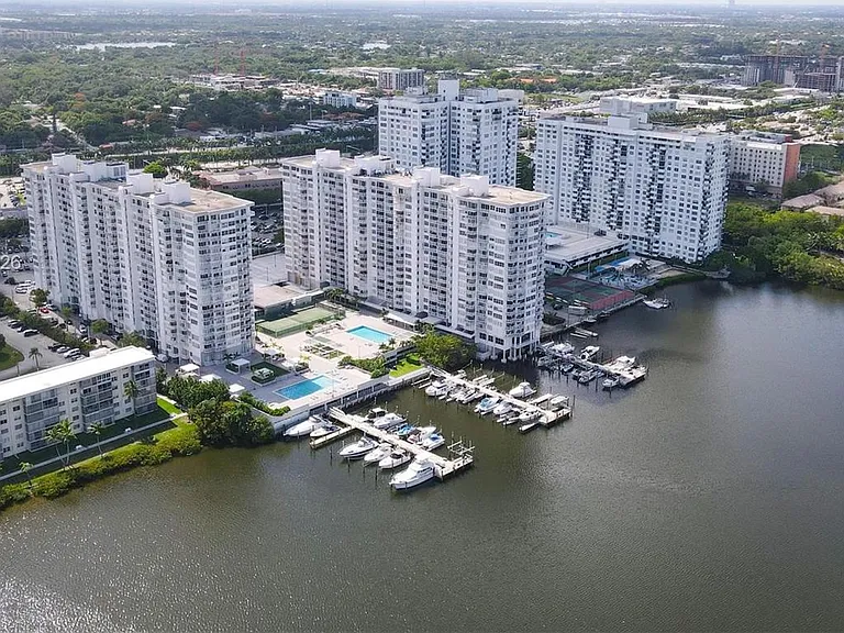 18061 Biscayne Blvd #303 — Photo 32