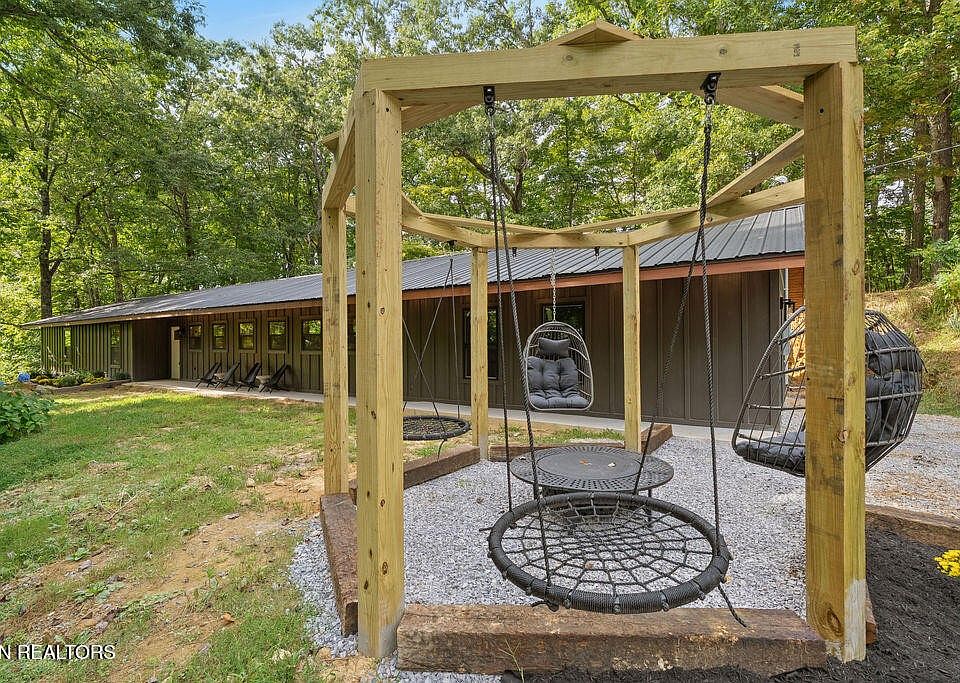1st image of 927 Carvers Ln
