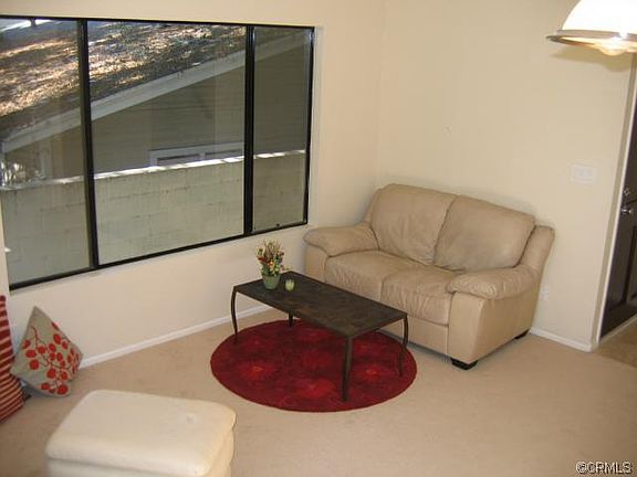 3rd image of 592 N Mar Vista Ave APT 2