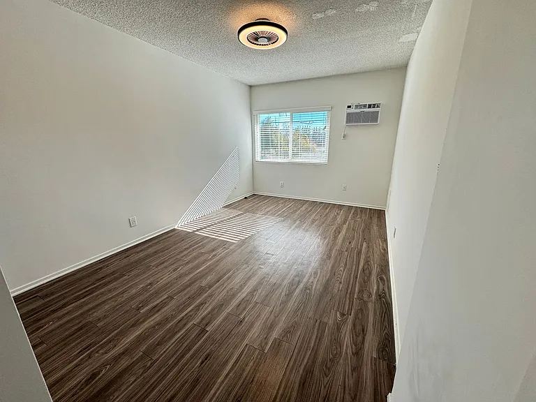 15925 Victory Blvd — Photo 9