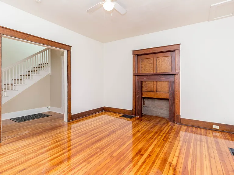 1405 Windsor St — Photo 2