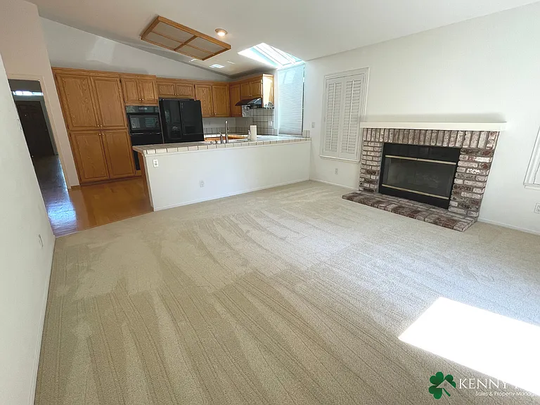 144 Glasgow Ln — Photo 8