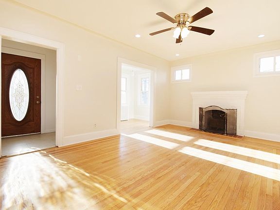 Living Room w Fire Place