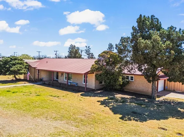 917 16th St, Seagraves, TX 79359