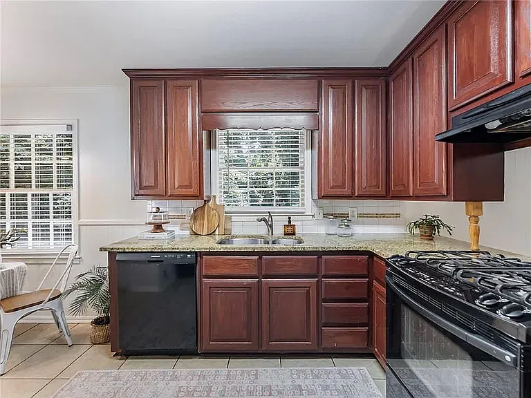 3 bed, 1587 sqft, $2,300 — Photo 4