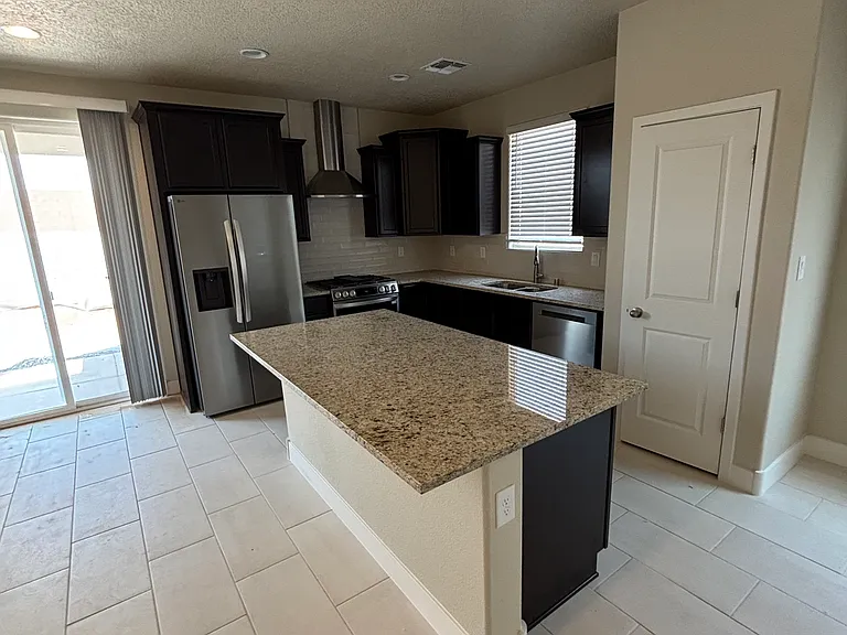 3644 Queen Ct NE — Photo 2