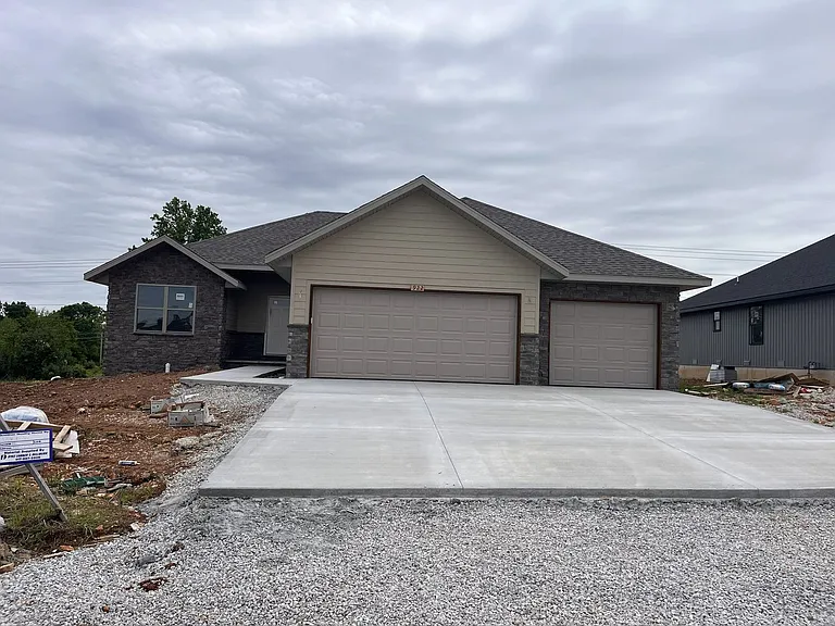 922 S Pindall Ln — Photo 1