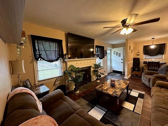 3rd image of 727 Auburn Pl
