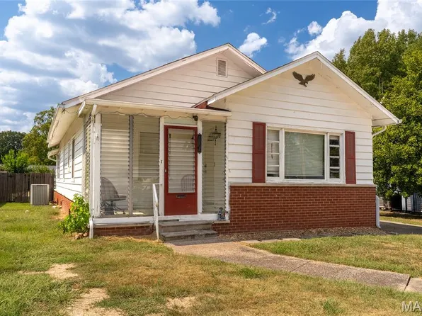 1207 N Maple St, Benton, IL 62812