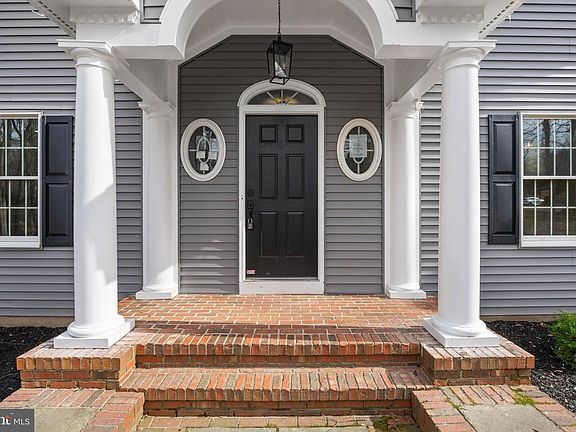 3rd image of 17 Harbourton Ridge Dr