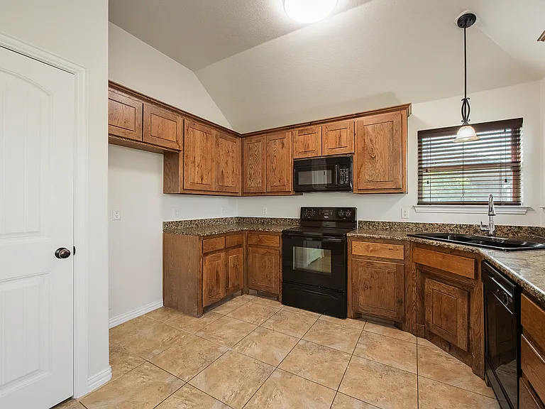 1037 Inverness Dr — Photo 7