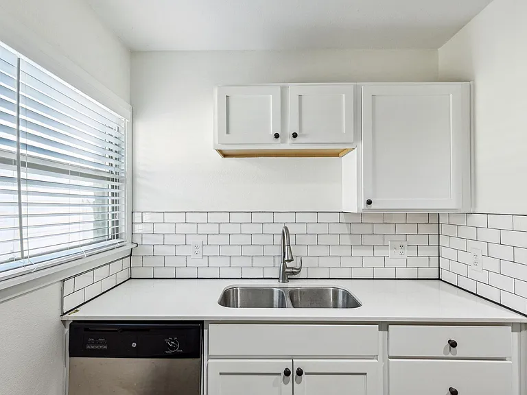 Devonshire Apartments — Photo 7
