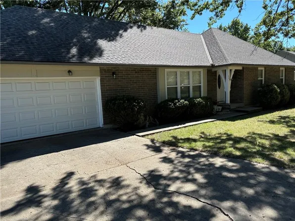 509 S Park Dr, Raymore, MO 64083