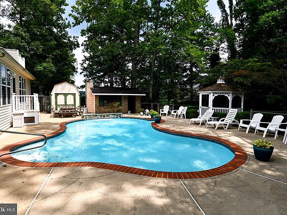 2nd image of 3203 Riverview Dr