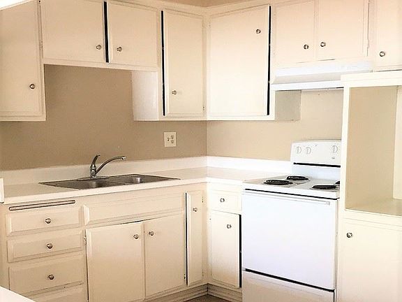 4th image of 985 N Park Cir APT 18