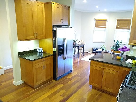 3rd image of 472 Sanchez St