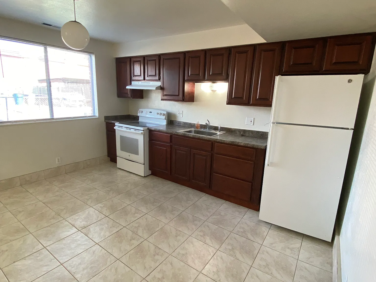 2 bed, 1.5 bath, 1050 sqft, $1,300 — Photo 2