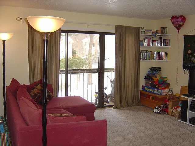 1st image of 437 Danbury Ln
