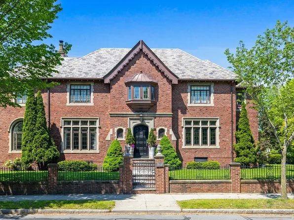 98 Carlton St, Brookline, MA 02446