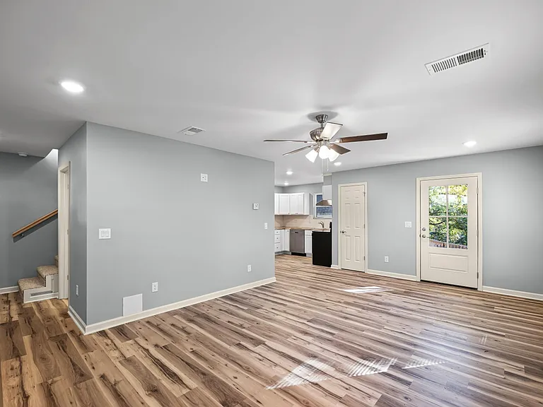 218 W King St — Photo 4