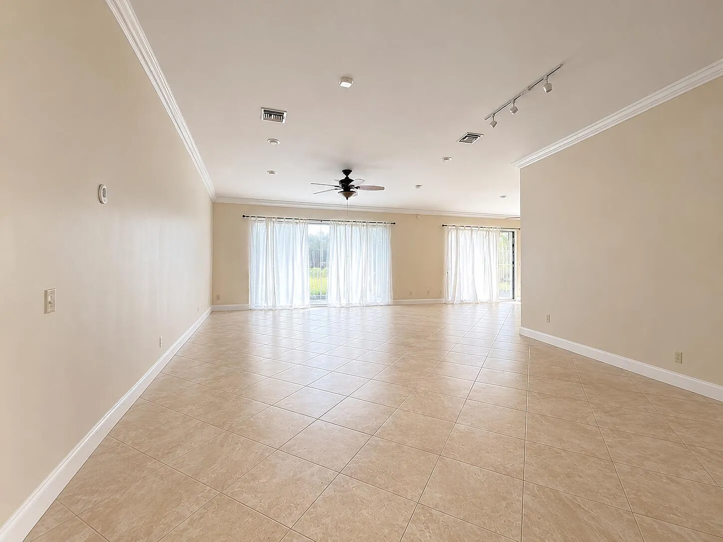 4 bed, 2.0 bath, 2074 sqft, $4,900 — Photo 4