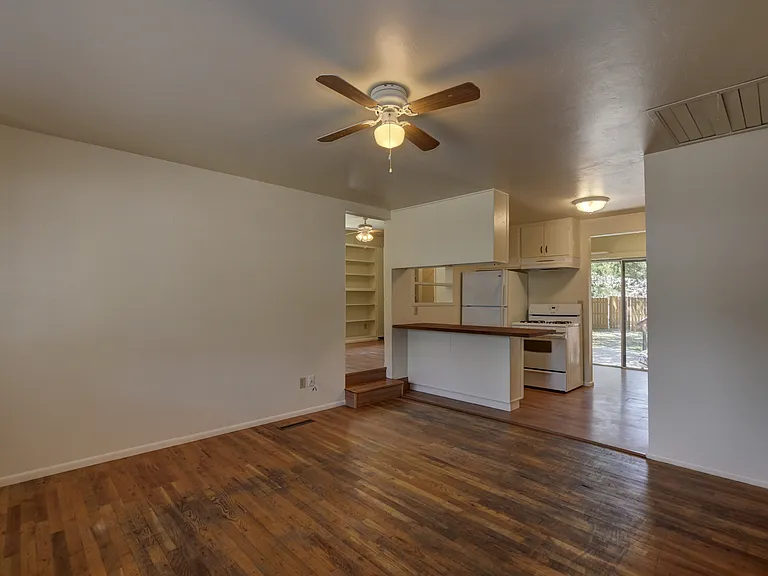 806 Campbell St — Photo 5